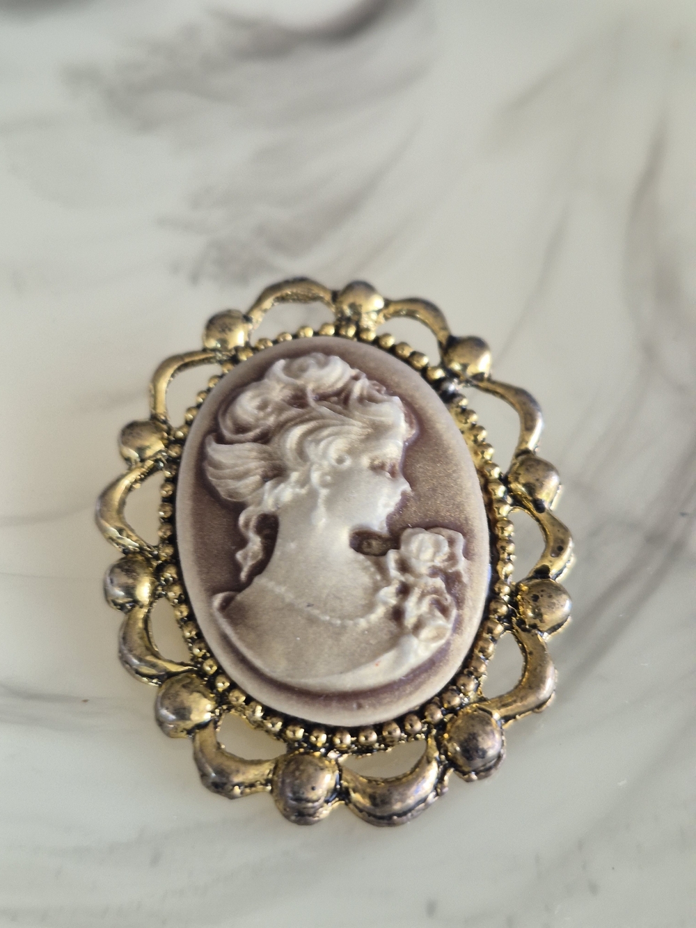 Vintage Cameo Brooch in Cream and Gold - Picture 2 of 5